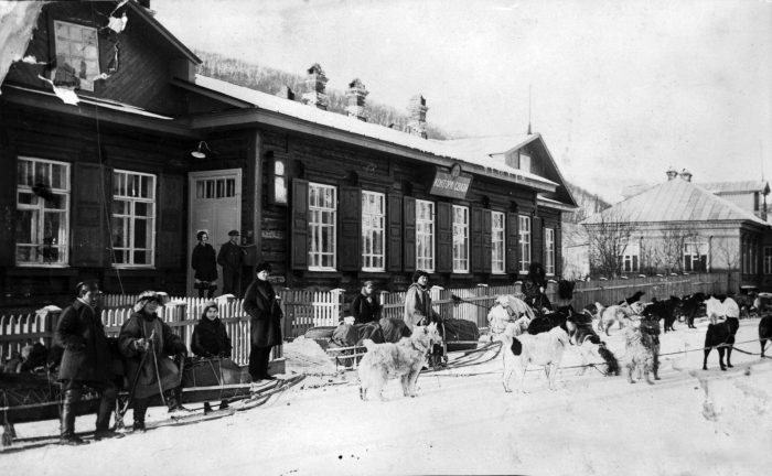 Собачья упряжка у здания конторы связи.
Фото Санько.
Петропавловск-Камчатский, 1930 г.