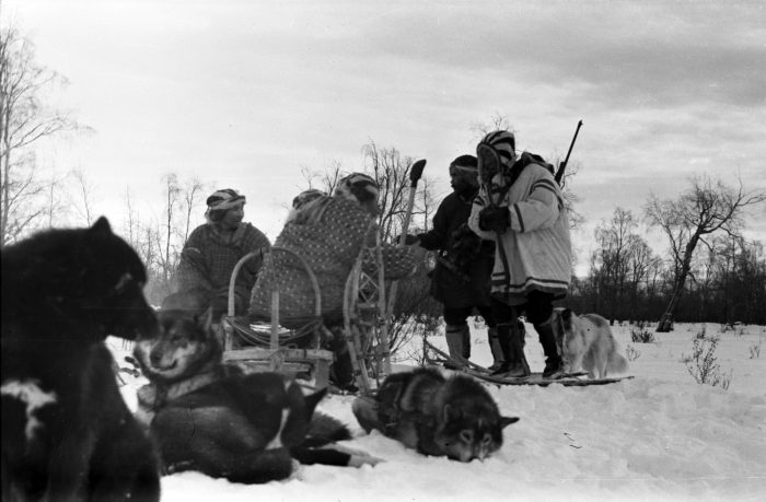 Сдача добытой пушнины охотниками.
Фото В.Н. Плоцкого
с. Ачайваям, 1978 г.