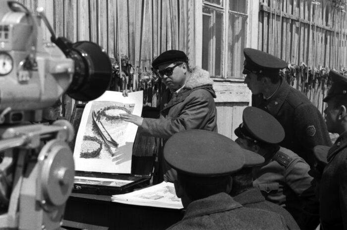 Винокуров беседует с пограничниками одной из застав. Автор фотографии Плоцкий В.Н.